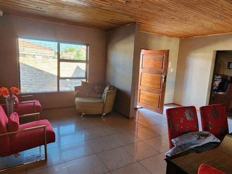 Easy Living in Hillcrest: Your Secure, Low-Maintenance Family Sanctuary - Photo 9