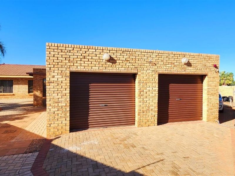 Easy Living in Hillcrest: Your Secure, Low-Maintenance Family Sanctuary - Photo 7