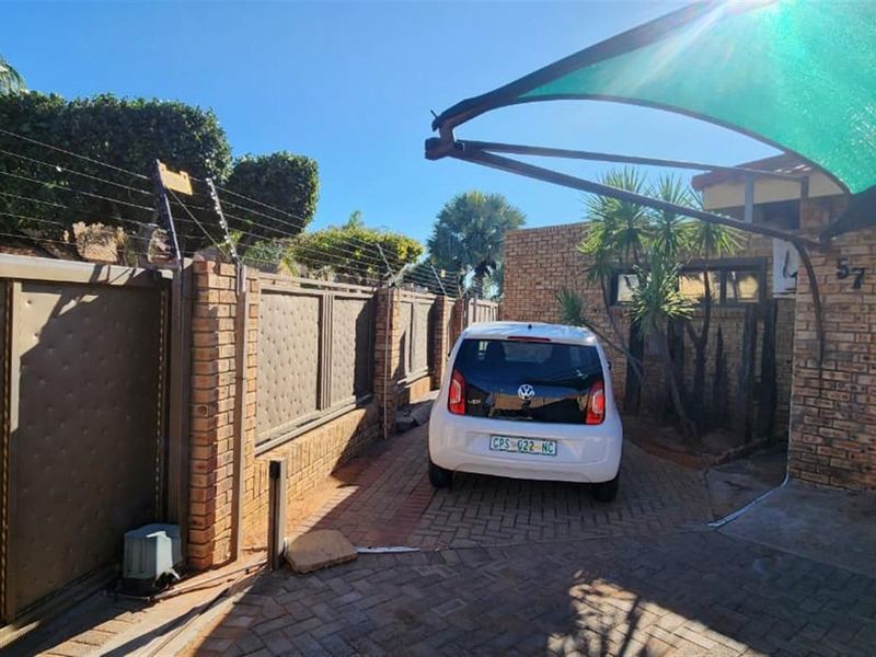 Easy Living in Hillcrest: Your Secure, Low-Maintenance Family Sanctuary - Photo 6