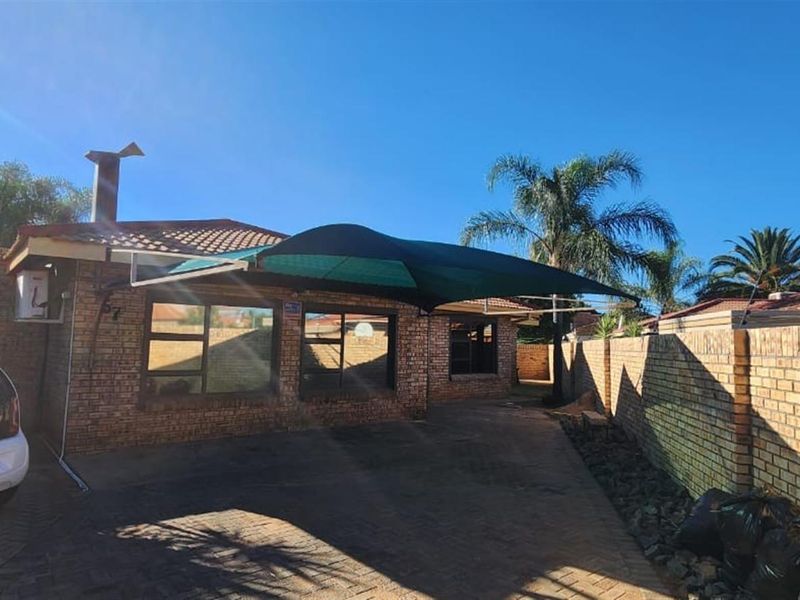 Easy Living in Hillcrest: Your Secure, Low-Maintenance Family Sanctuary - Photo 3