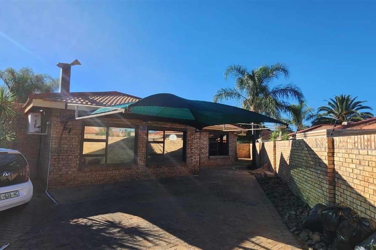 Easy Living in Hillcrest: Your Secure, Low-Maintenance Family Sanctuary - Photo 3