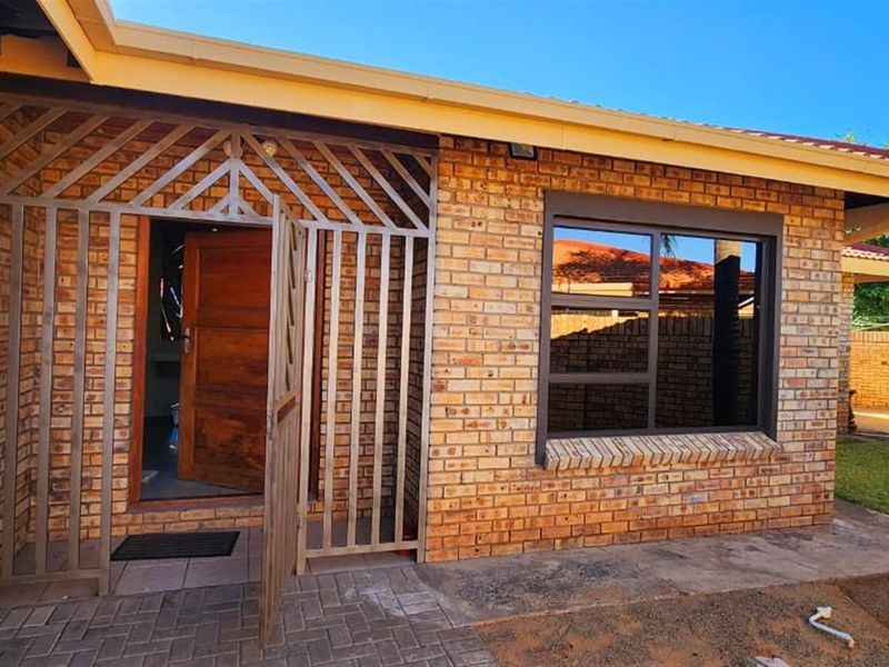 Easy Living in Hillcrest: Your Secure, Low-Maintenance Family Sanctuary - Photo 4