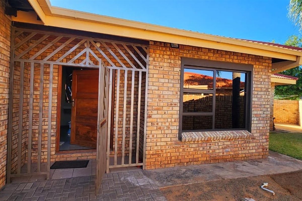 Easy Living in Hillcrest: Your Secure, Low-Maintenance Family Sanctuary - Photo 4