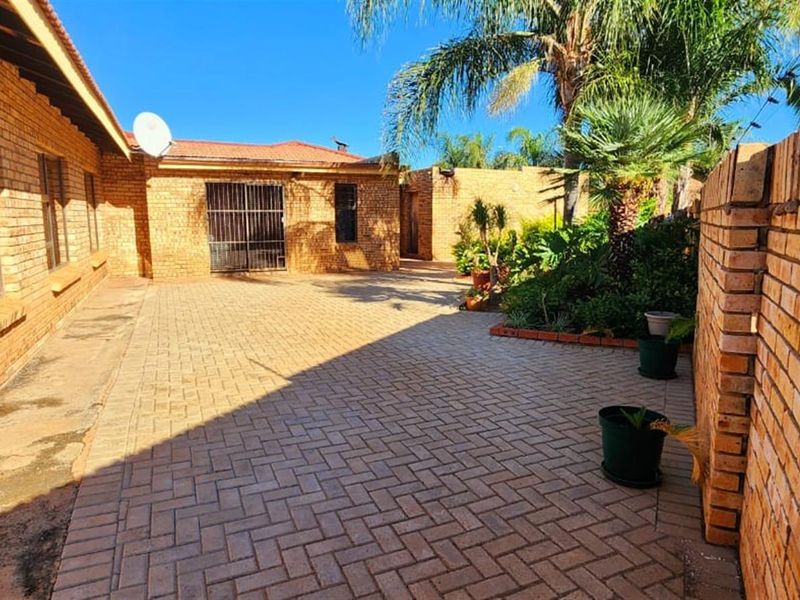 Easy Living in Hillcrest: Your Secure, Low-Maintenance Family Sanctuary - Photo 2