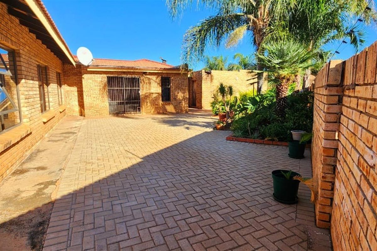 Easy Living in Hillcrest: Your Secure, Low-Maintenance Family Sanctuary - Photo 2