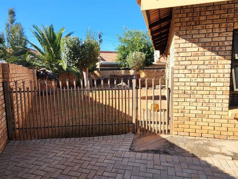 Easy Living in Hillcrest: Your Secure, Low-Maintenance Family Sanctuary - Photo 5