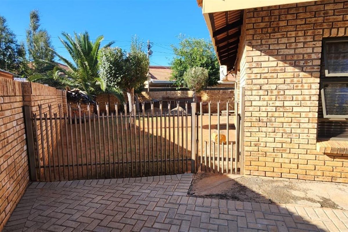 Easy Living in Hillcrest: Your Secure, Low-Maintenance Family Sanctuary - Photo 5