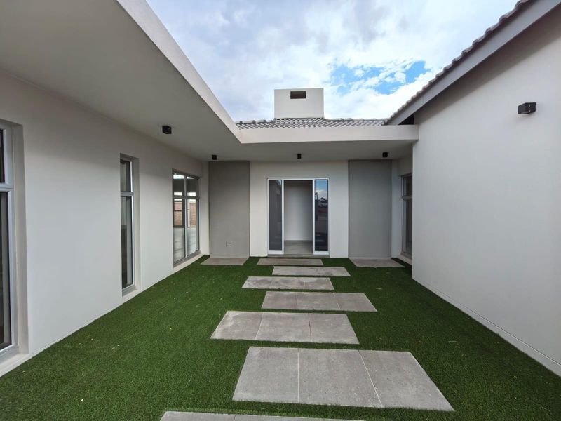 Be the First to Call This Masterpiece Home: Ultra-Modern Luxury Awaits in El Toro Park, Kimberley! - Photo 2