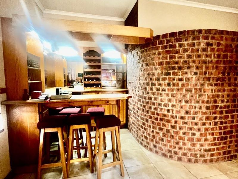 Exceptional lifestyle home with tennis court, entertainment wing, pool, and flatlet - Photo 7