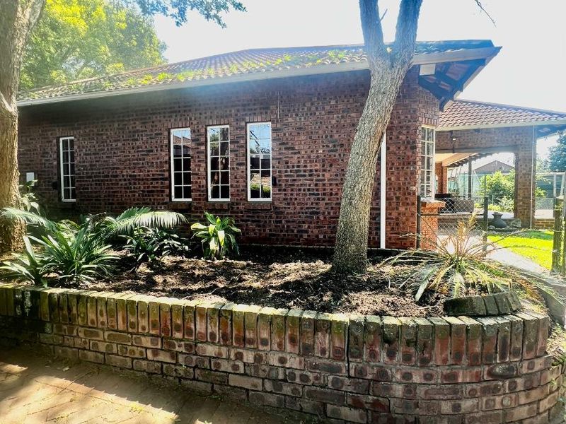 Exceptional lifestyle home with tennis court, entertainment wing, pool, and flatlet - Photo 10