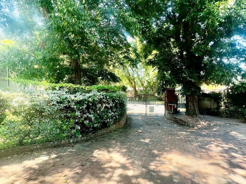 Exceptional lifestyle home with tennis court, entertainment wing, pool, and flatlet - Photo 8