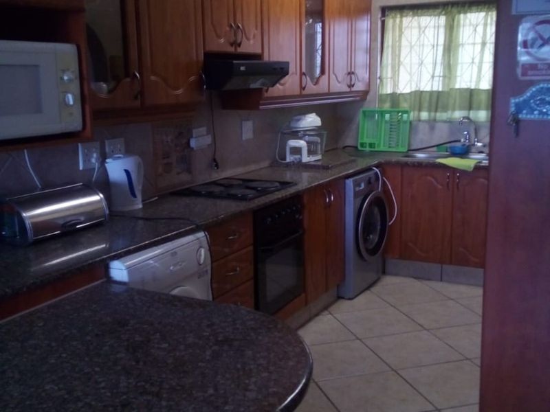 2-Bedroom Fully Furnished Apartment for Rent - Photo 10