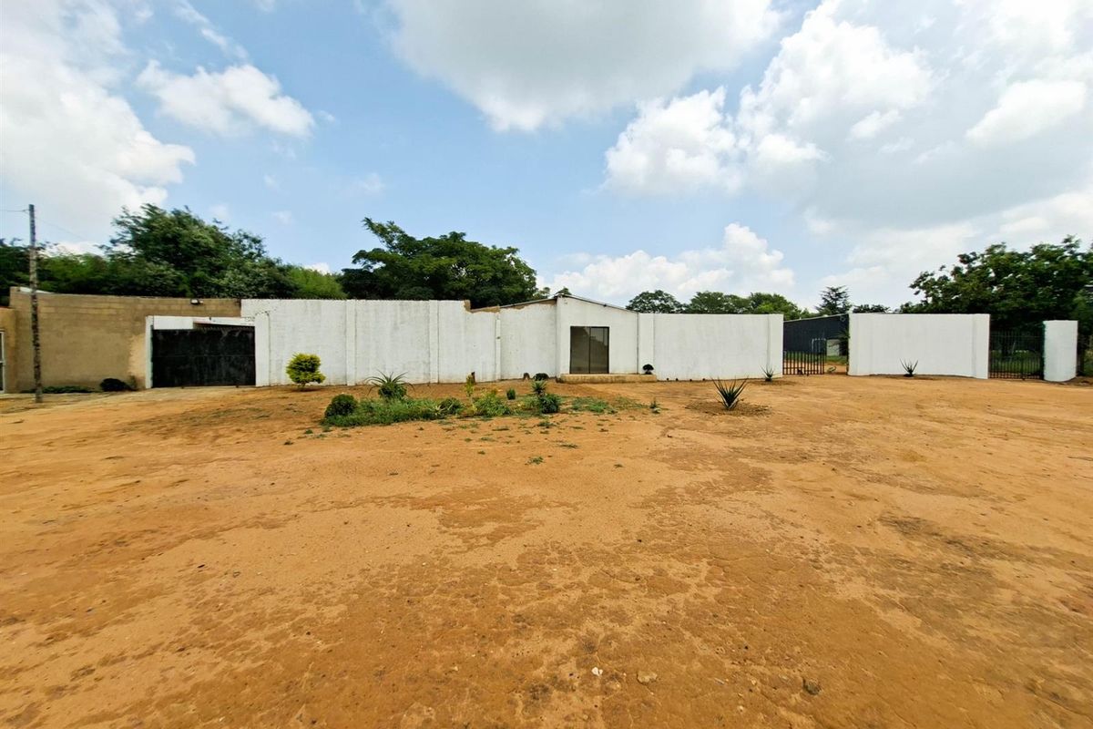 Small Holding For Sale in Glen Austin AH, Midrand - Photo 2