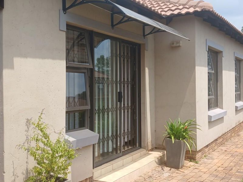 Comfortable 3 bedroom house For Sale in Chantelle, Akasia, Pretoria - Photo 6