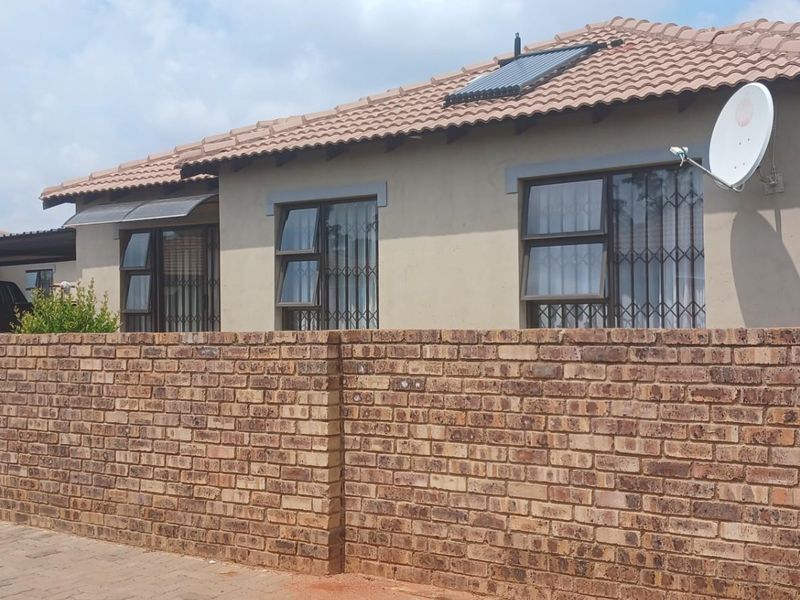 Comfortable 3 bedroom house For Sale in Chantelle, Akasia, Pretoria - Photo 4
