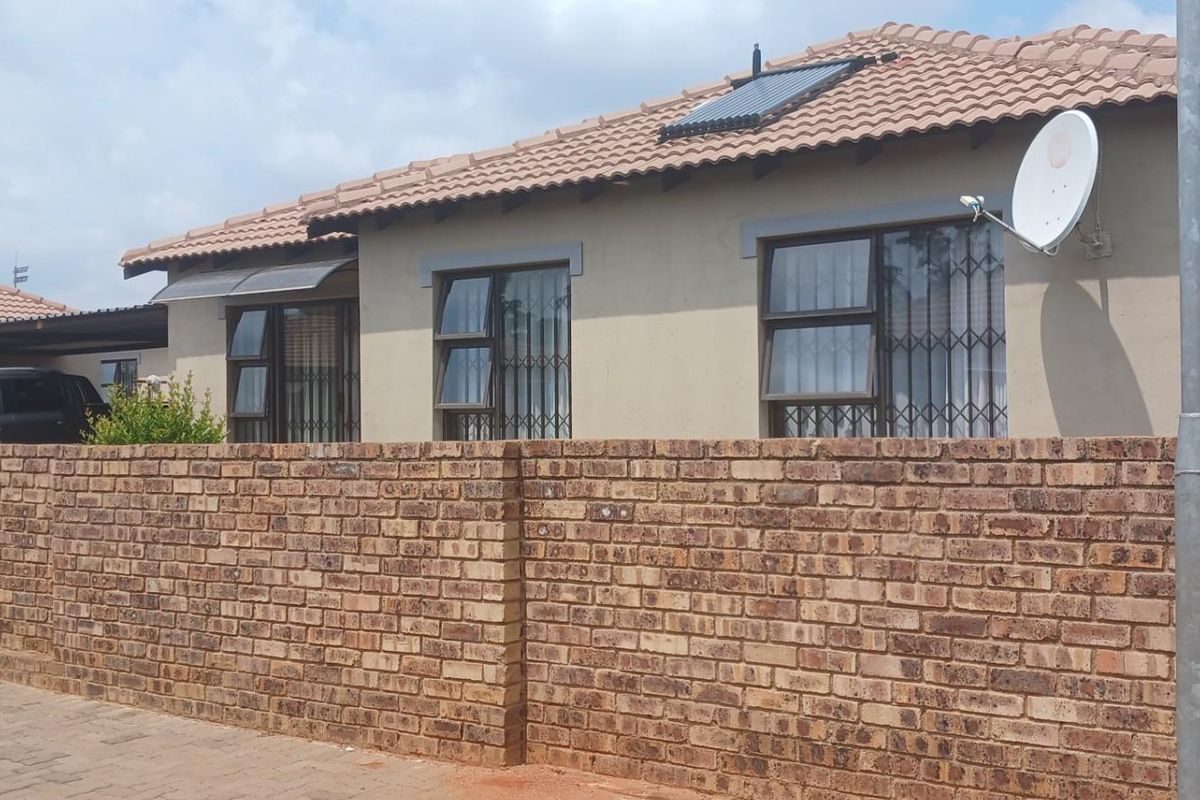 Comfortable 3 bedroom house For Sale in Chantelle, Akasia, Pretoria - Photo 4