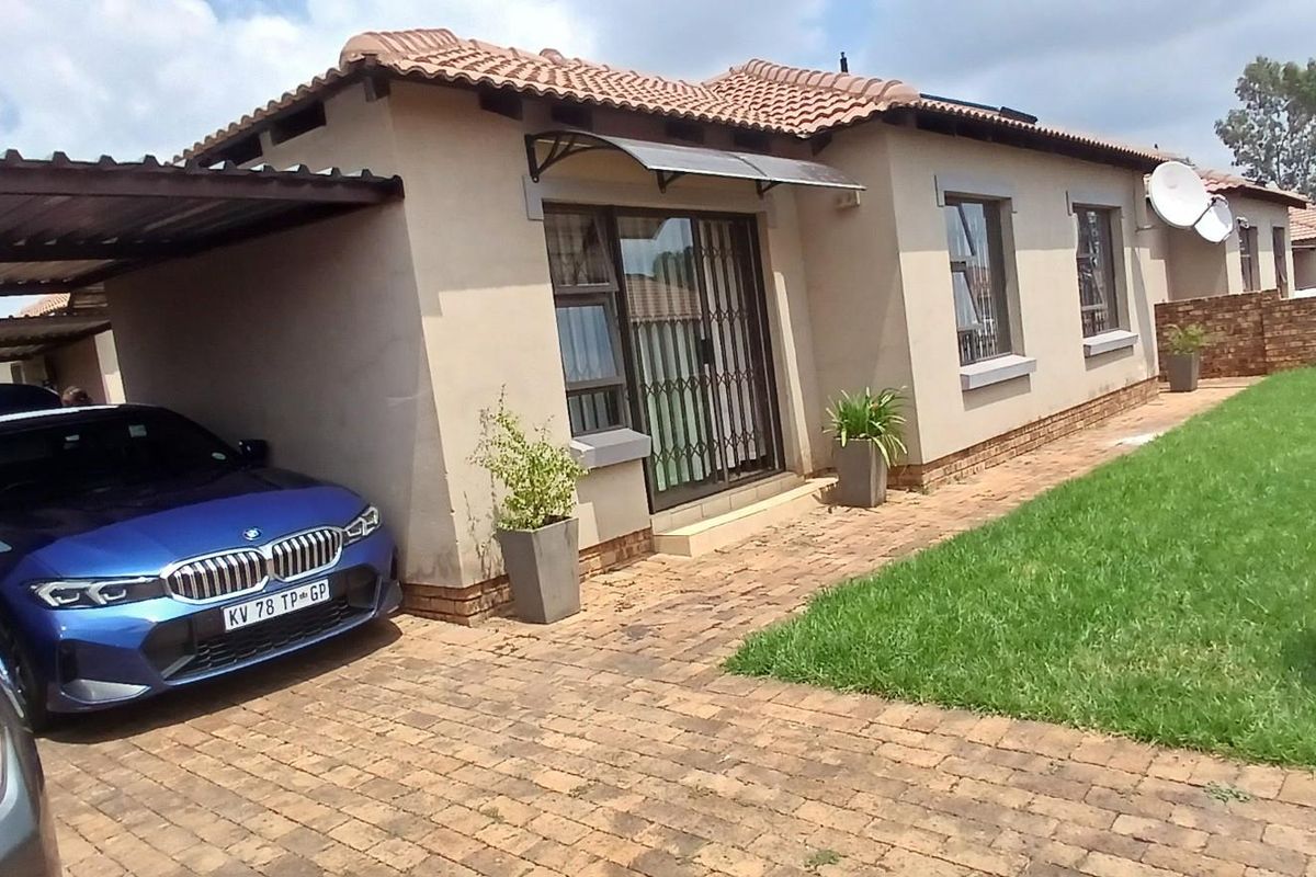 Comfortable 3 bedroom house For Sale in Chantelle, Akasia, Pretoria - Photo 2