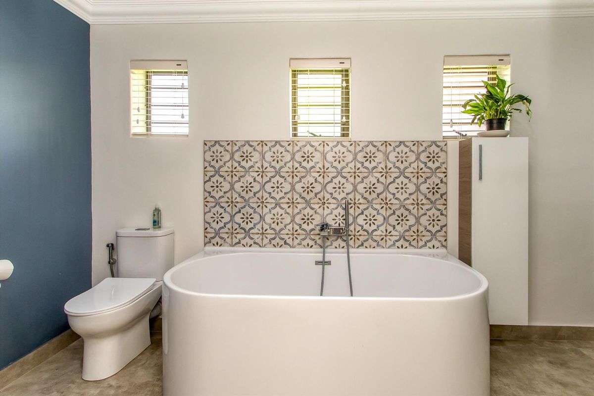 Expansive, modern five bedroom home with multiple reception areas, pool, inverter and borehole - Photo 4