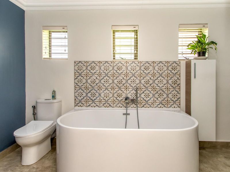 Expansive, modern five bedroom home with pool, inverter and borehole - Photo 4