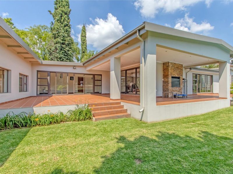 Expansive, modern five bedroom home with pool, inverter and borehole - Photo 9