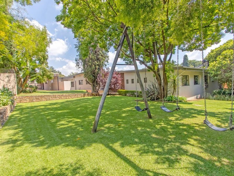 Expansive, modern five bedroom home with pool, inverter and borehole - Photo 7