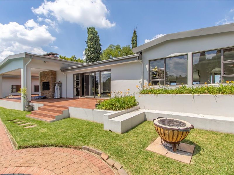 Expansive, modern five bedroom home with pool, inverter and borehole - Photo 6