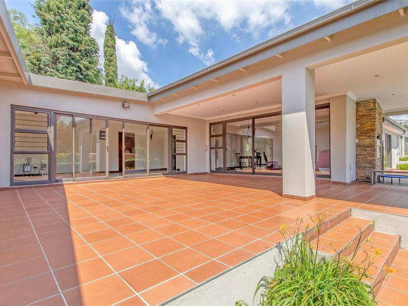 Expansive, modern five bedroom home with pool, inverter and borehole - Photo 5