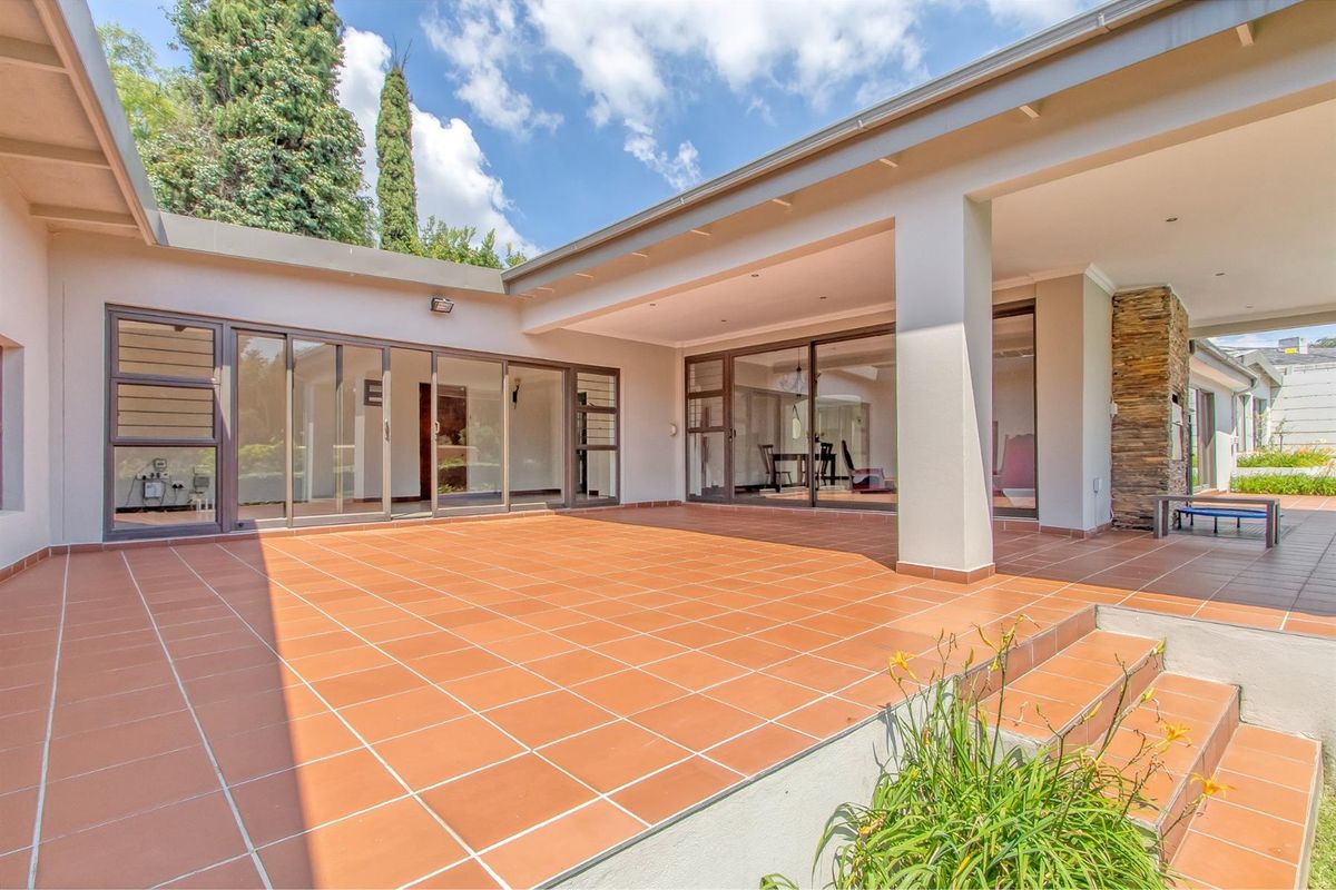 Expansive, modern five bedroom home with multiple reception areas, pool, inverter and borehole - Photo 5