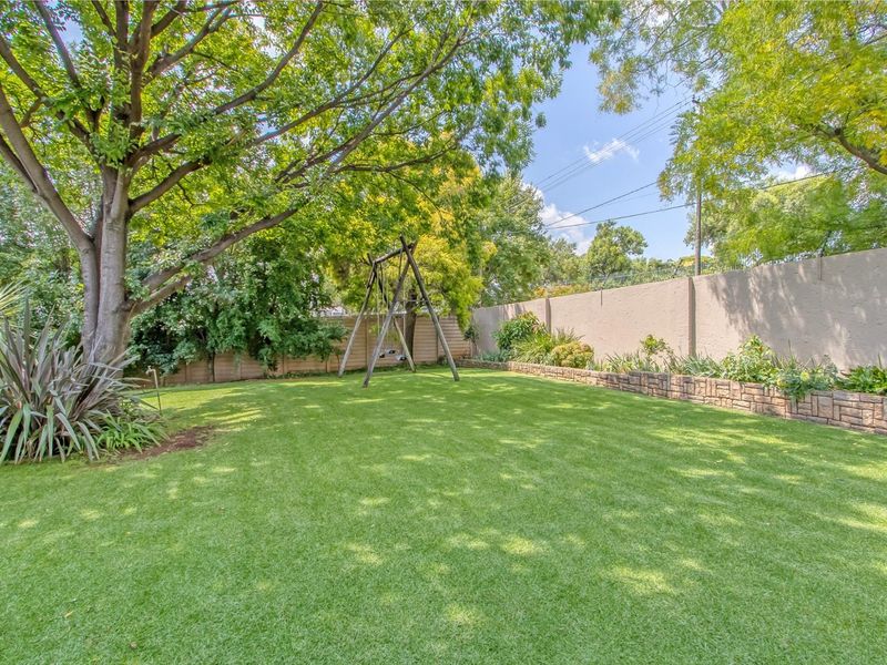 Expansive, modern five bedroom home with pool, inverter and borehole - Photo 10