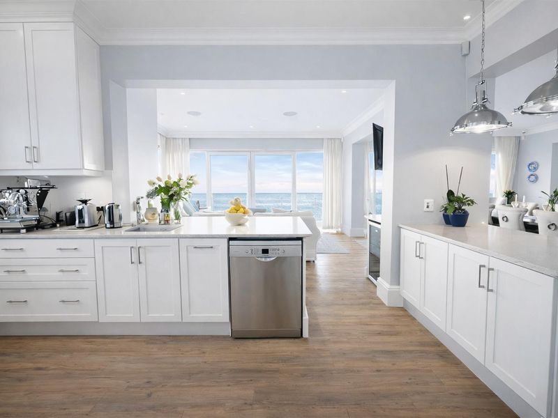 Luxury Villa For Sale in Cairnside. - Photo 6