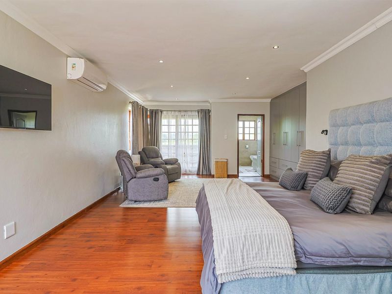 FULLY RENOVATED HOUSE ON BIG STAND, SEVERAL OPTIONS FOR A LARGE FAMILY, WORK FROM HOME!! - Photo 10