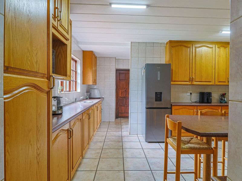 FULLY RENOVATED HOUSE ON BIG STAND, SEVERAL OPTIONS FOR A LARGE FAMILY, WORK FROM HOME!! - Photo 5
