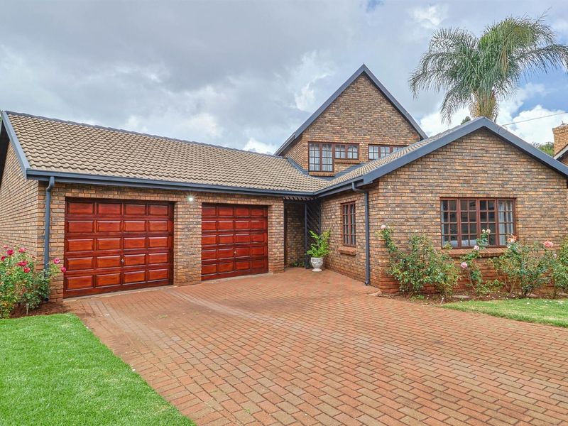FULLY RENOVATED HOUSE ON BIG STAND, SEVERAL OPTIONS FOR A LARGE FAMILY, WORK FROM HOME!! - Photo 3