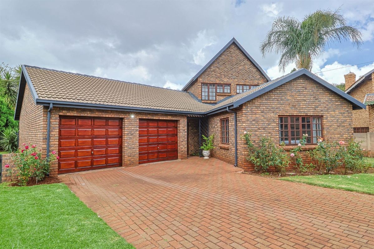 FULLY RENOVATED HOUSE ON BIG STAND, SEVERAL OPTIONS FOR A LARGE FAMILY, WORK FROM HOME!! - Photo 3