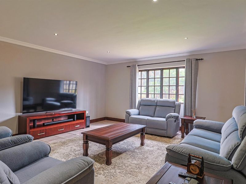 FULLY RENOVATED HOUSE ON BIG STAND, SEVERAL OPTIONS FOR A LARGE FAMILY, WORK FROM HOME!! - Photo 2