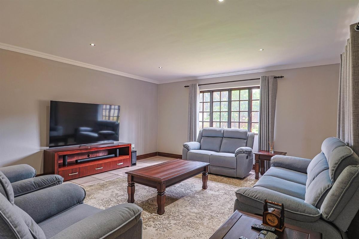 FULLY RENOVATED HOUSE ON BIG STAND, SEVERAL OPTIONS FOR A LARGE FAMILY, WORK FROM HOME!! - Photo 2