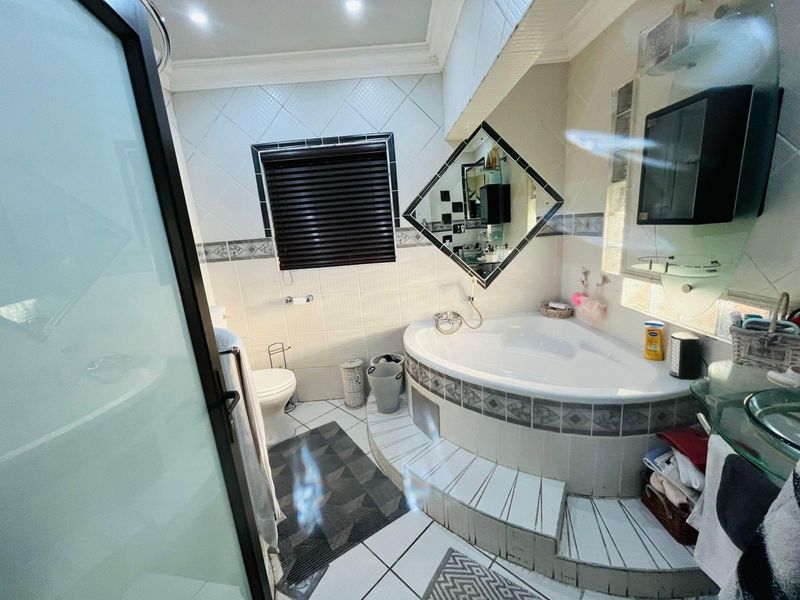 Stunning 4-Bedroom House with 2-Bedroom Flatlet For Sale in Vaalpark, Sasolburg - Photo 8