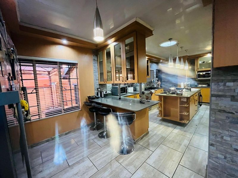 Stunning 4-Bedroom House with 2-Bedroom Flatlet For Sale in Vaalpark, Sasolburg - Photo 2