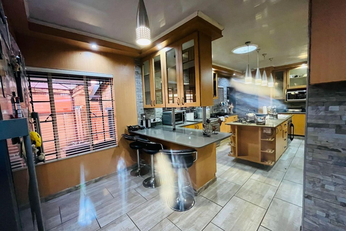 Stunning 4-Bedroom House with 2-Bedroom Flatlet For Sale in Vaalpark, Sasolburg - Photo 2