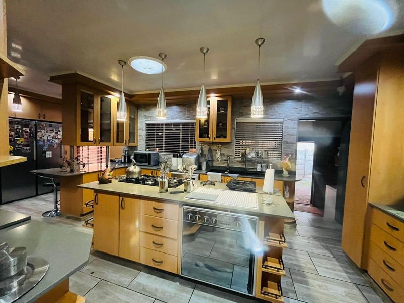 Stunning 4-Bedroom House with 2-Bedroom Flatlet For Sale in Vaalpark, Sasolburg - Photo 3