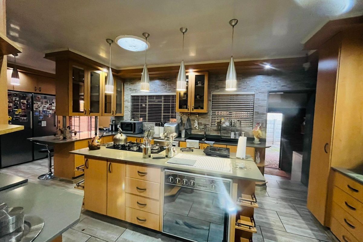 Stunning 4-Bedroom House with 2-Bedroom Flatlet For Sale in Vaalpark, Sasolburg - Photo 3