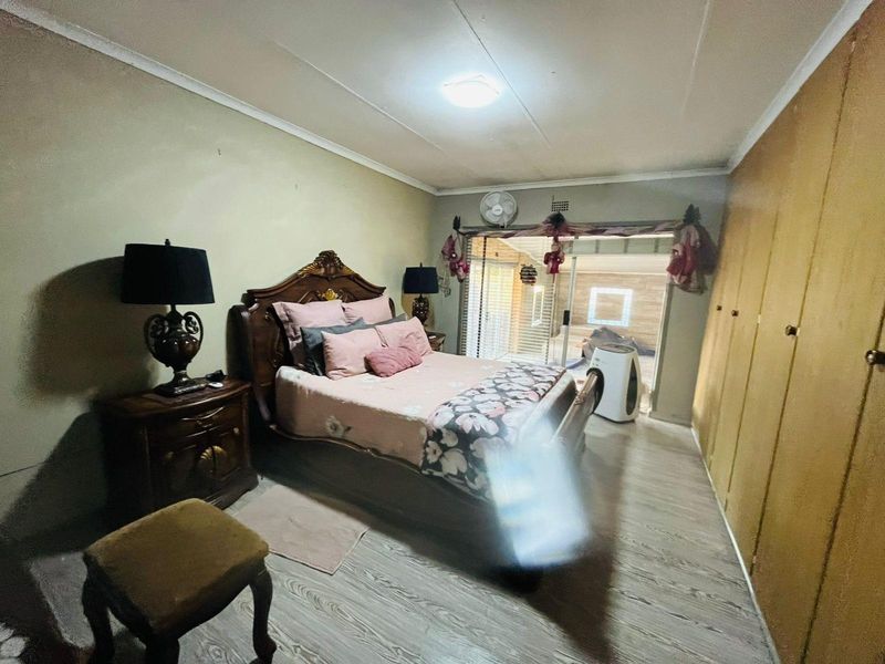 Stunning 4-Bedroom House with 2-Bedroom Flatlet For Sale in Vaalpark, Sasolburg - Photo 6