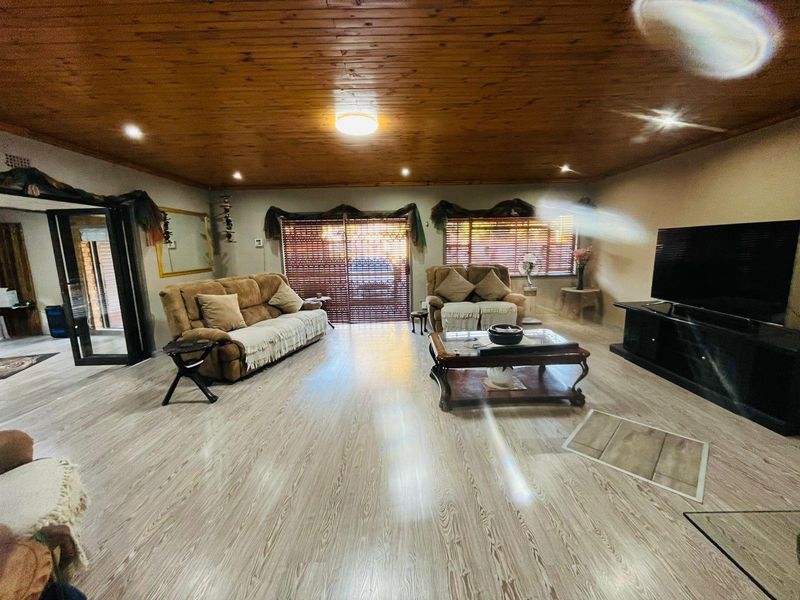 Stunning 4-Bedroom House with 2-Bedroom Flatlet For Sale in Vaalpark, Sasolburg - Photo 5