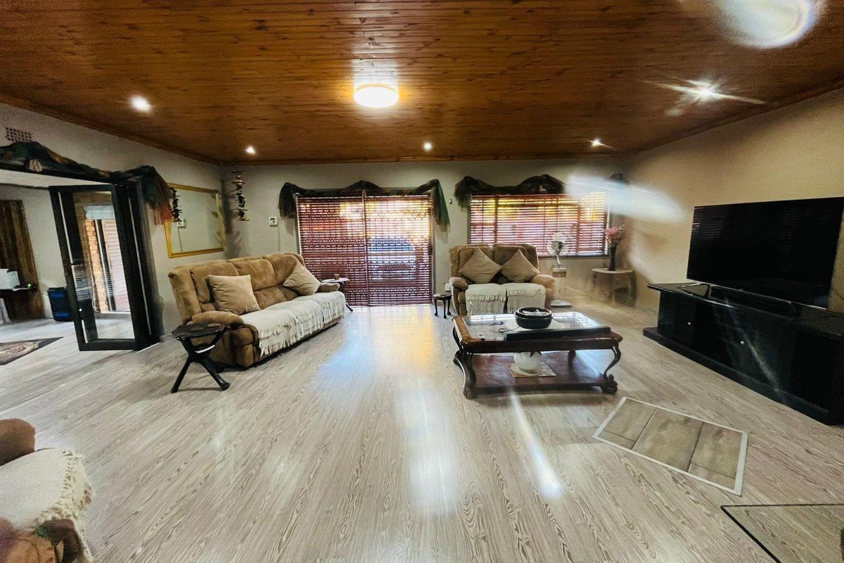 Stunning 4-Bedroom House with 2-Bedroom Flatlet For Sale in Vaalpark, Sasolburg - Photo 5