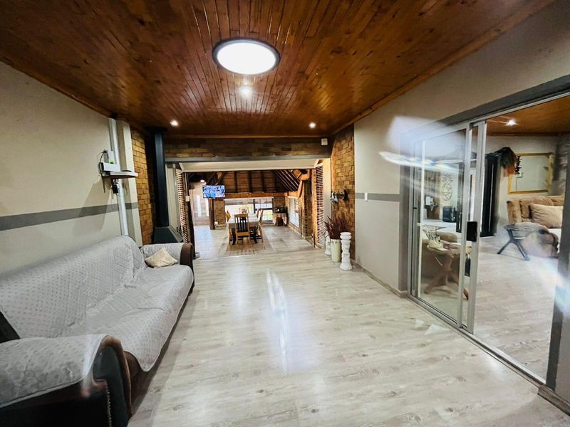 Stunning 4-Bedroom House with 2-Bedroom Flatlet For Sale in Vaalpark, Sasolburg - Photo 4