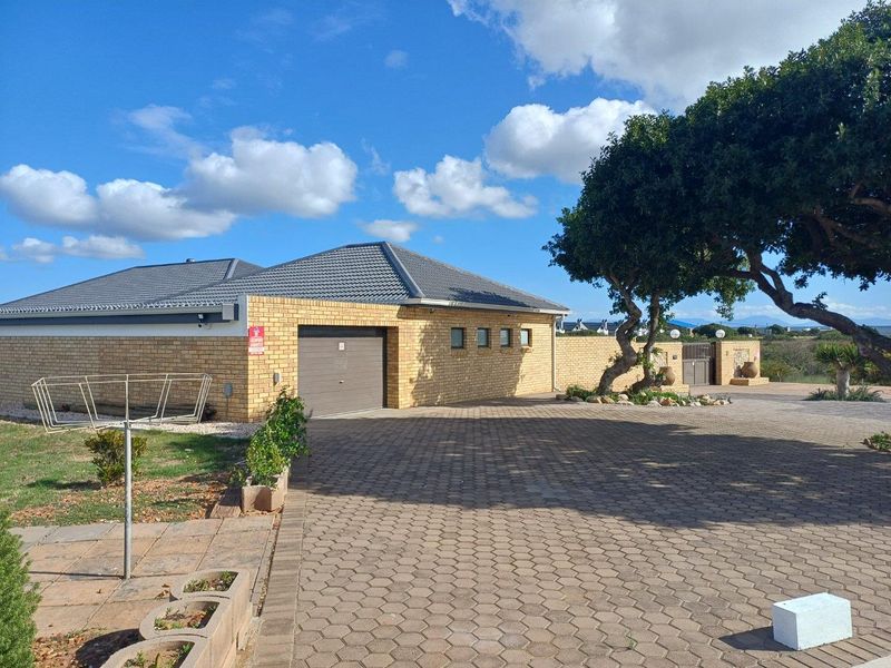 House For Sale in Stilbaai Wes, Stilbaai - Photo 2