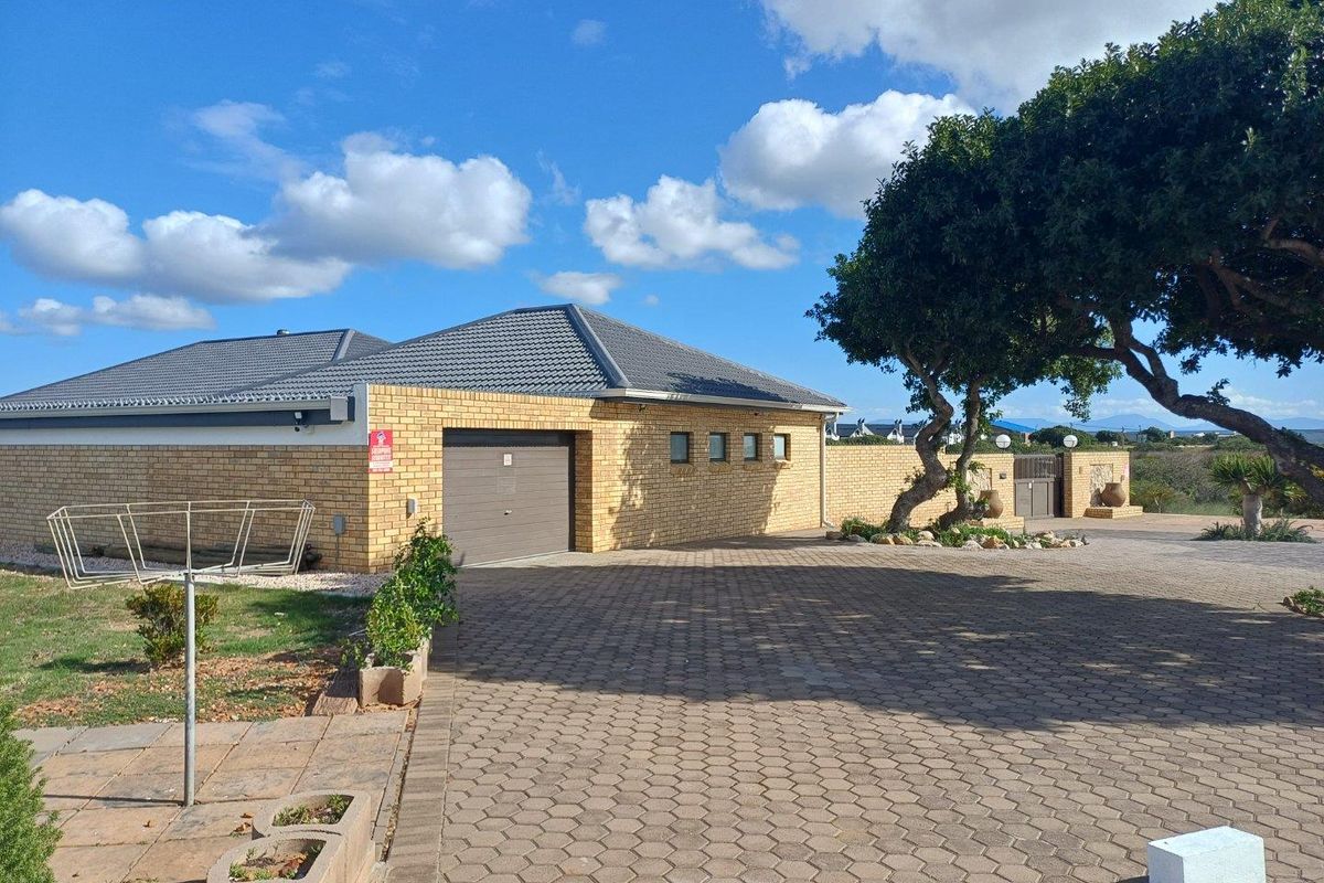 House For Sale in Stilbaai Wes, Stilbaai - Photo 2