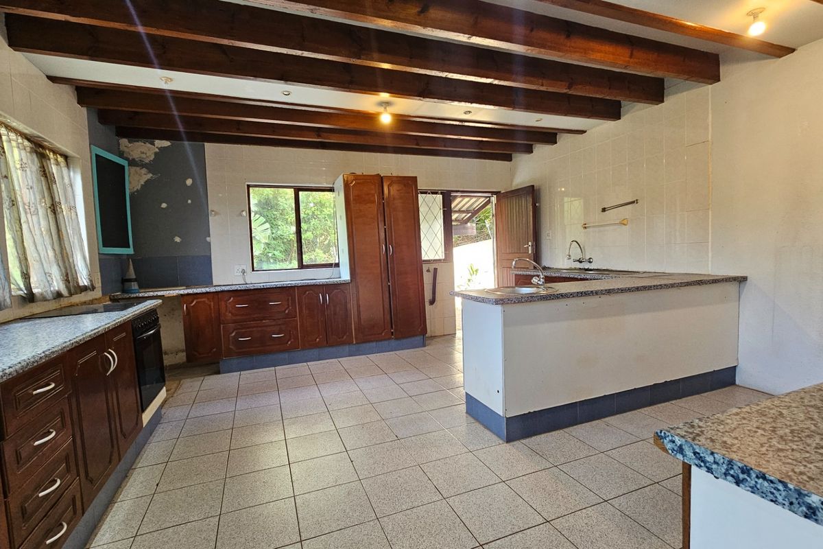 Large Freestanding Property with Rental Potential Just Minutes from the Beach - Photo 4