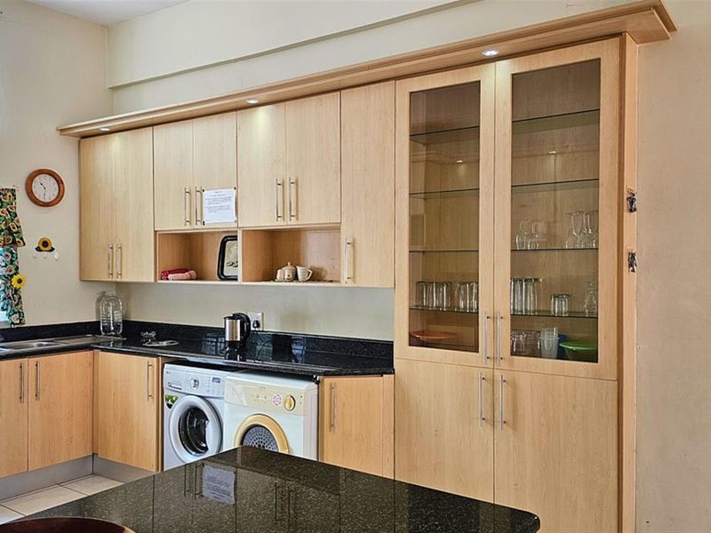 SUPER SPACIOUS 3 BEDROOM APARTMENT - Photo 4