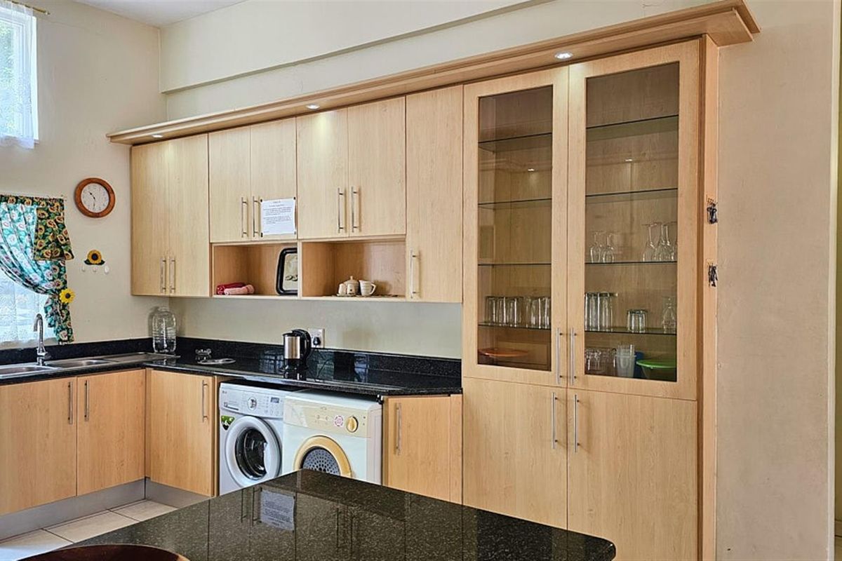 SUPER SPACIOUS 3 BEDROOM APARTMENT - Photo 4